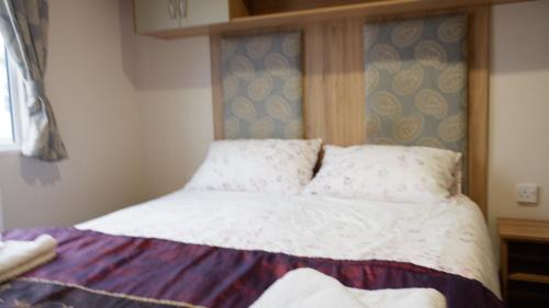 Colchester House | Pet-Friendly 2 Bedroom Caravan at Mersea Island Retreat