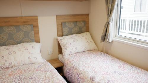 Colchester House | Pet-Friendly 2 Bedroom Caravan at Mersea Island Retreat