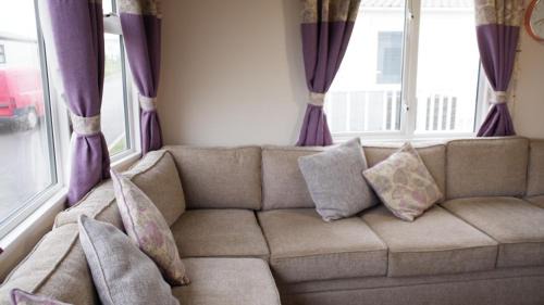 Colchester House | Pet-Friendly 2 Bedroom Caravan at Mersea Island Retreat