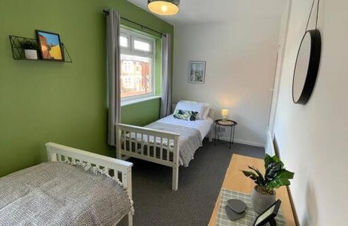 Grangetown Apartment | Central Cardiff Apartment - Ideal for Families and Pets!