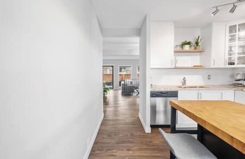 Signal Hill House | 2 Bed | Fenced Backyard | Near Parks