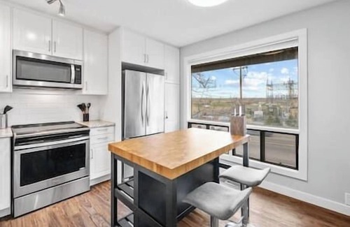 Signal Hill House | 2 Bed | Fenced Backyard | Near Parks