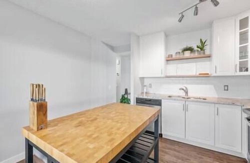 Signal Hill House | 2 Bed | Fenced Backyard | Near Parks