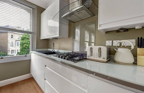 Avonmore and Brook Green Apartment | Relax at The West Kensington Apartment with Spa & Kitchen