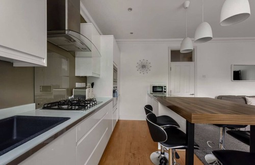 Avonmore and Brook Green Apartment | Relax at The West Kensington Apartment with Spa & Kitchen