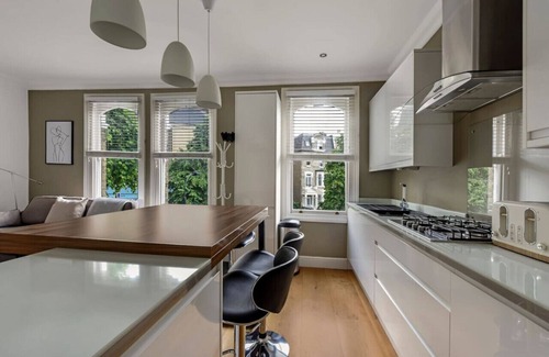 Avonmore and Brook Green Apartment | Relax at The West Kensington Apartment with Spa & Kitchen