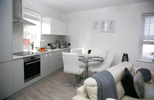 Watford Apartment | 2 Bed Flat - Sleeps 3 - Wifi - Parking