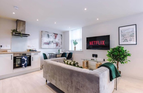 Leeds Apartment | 2 Bed Flat | Walk to Leeds City Centre & Arena