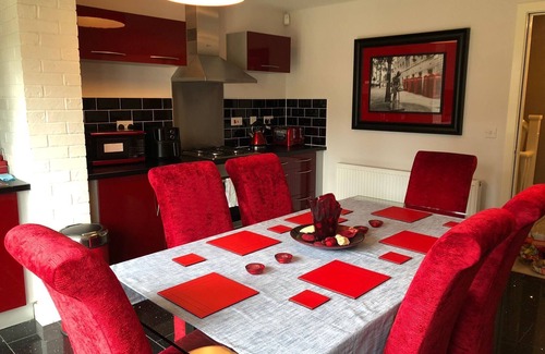 Heeley House | 2-Bed Hillside House - Sleeps 4, Garden & Parking