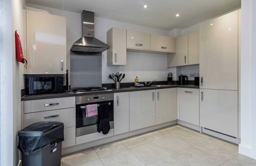 Newark House | 2-Bed Home in Quiet Neighborhood with Parking & Wifi