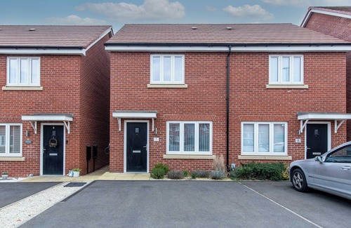 Newark House | 2-Bed Home in Quiet Neighborhood with Parking & Wifi