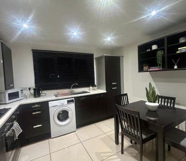 Welford House | Family-Friendly 2 Bed House in Central DMU Location