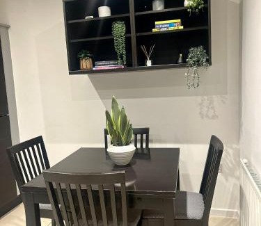 Welford House | Family-Friendly 2 Bed House in Central DMU Location