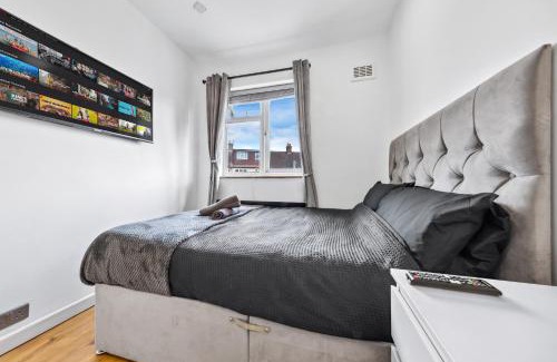 Downham Apartment | Family-Friendly Bromley Palace: Entire 2 Bed House Awaits