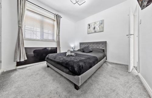 Downham Apartment | Family-Friendly Bromley Palace: Entire 2 Bed House Awaits