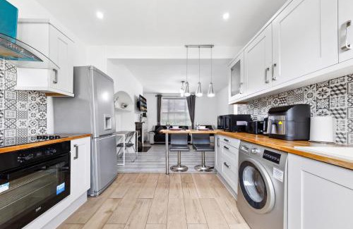 Downham Apartment | Family-Friendly Bromley Palace: Entire 2 Bed House Awaits