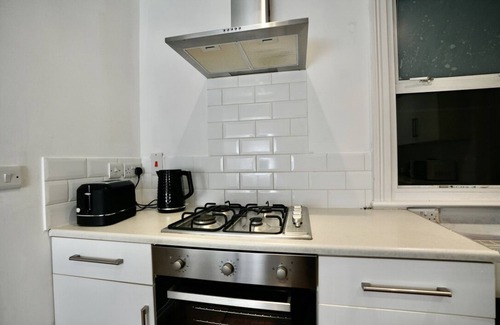 Long Hanborough House | Ideal 2-Bed House: Family-Friendly Retreat for Contractors