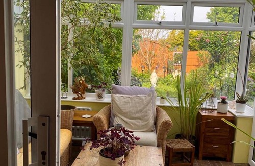 Amesbury House | Inviting 2-Bed House in Amesbury, Salisbury with Breakfast