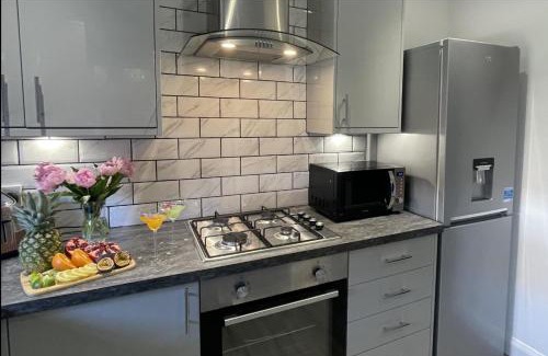 Perth House | Stylish Scottish House with Garden, Parking & High Ratings