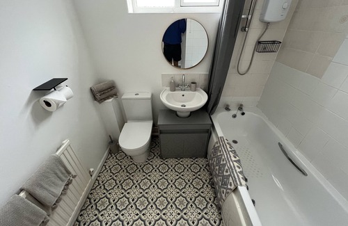 Newton St Loe House | Cozy 2 Bed House Near Bath Centre - Family & Pet Friendly