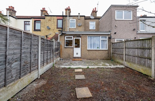 Barking House | Cozy 2-Bed House in Serene Cul-de-sac with Breakfast