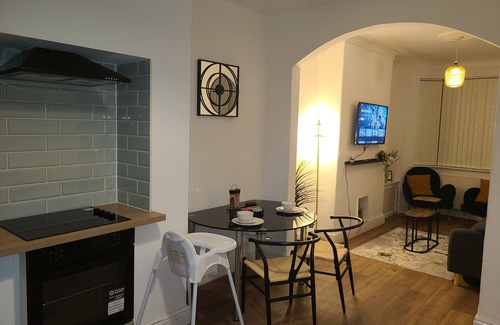 Manchester House | Modern Cosy Home with Kitchen & Pet-Friendly Perks