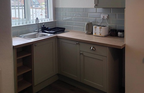 Manchester House | Modern Cosy Home with Kitchen & Pet-Friendly Perks