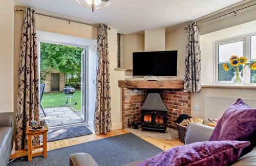Maiden Newton House | Family-Friendly 2-Bed Retreat in Abbotsbury Awaits You