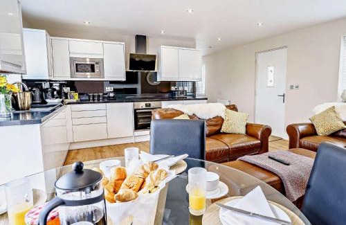 Felinfach House | Family-Friendly Retreat with Pool in Aberaeron