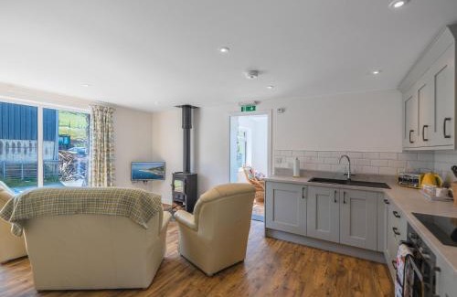 Aberdovey House | Family-Friendly 2-Bed Retreat in Aberdovey with Hot Tub