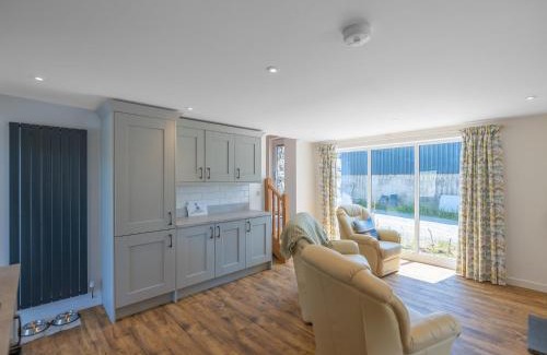 Aberdovey House | Family-Friendly 2-Bed Retreat in Aberdovey with Hot Tub