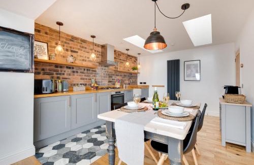 Pittenweem House | Inviting 2-Bed Hotel in Anstruther with Family Amenities