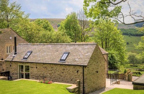 Beeley House | Cozy 2-Bed Retreat in Baslow with Hot Tub & Pet Friendly
