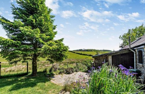Pentrefelin House | Family-Friendly 2-Bed Retreat in Brechfa - Pet Welcoming