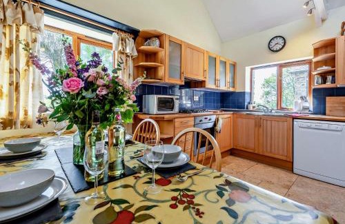 Pentrefelin House | Family-Friendly 2-Bed Retreat in Brechfa - Pet Welcoming