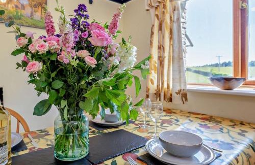 Pentrefelin House | Family-Friendly 2-Bed Retreat in Brechfa - Pet Welcoming
