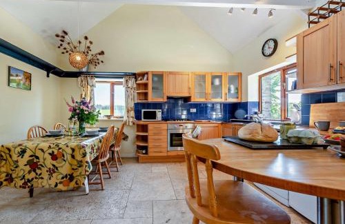 Pentrefelin House | Family-Friendly 2-Bed Retreat in Brechfa - Pet Welcoming