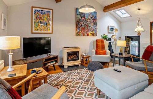 Brecon House | Family-Friendly 2 Bed Retreat in Brecon Town with Hot Tub