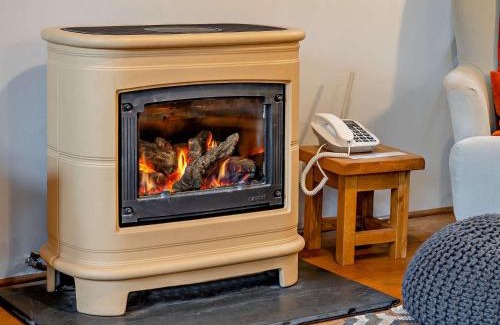 Brecon House | Family-Friendly 2 Bed Retreat in Brecon Town with Hot Tub