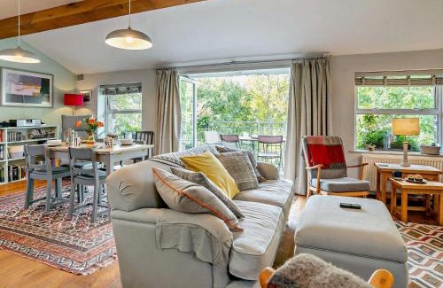 Brecon House | Family-Friendly 2 Bed Retreat in Brecon Town with Hot Tub