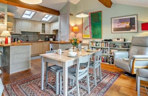 Brecon House | Family-Friendly 2 Bed Retreat in Brecon Town with Hot Tub