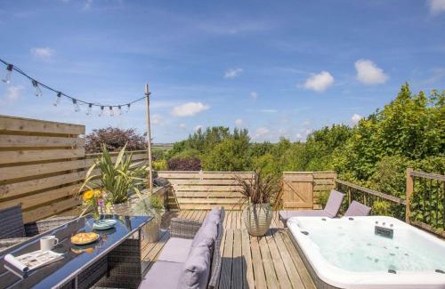 Kilkhampton House | Inviting 2-Bed Retreat in Bude with Hot Tub and Pets Welcome