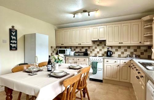Holsworthy House | Comfortable 2-Bed Retreat in Bude with Hot Tub