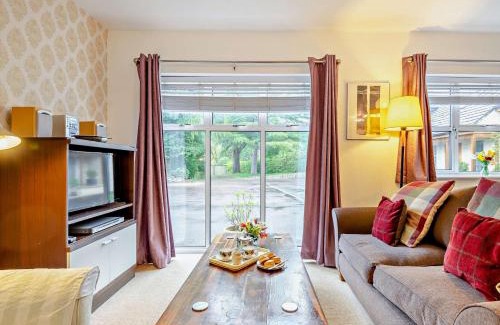 Mangotsfield House | Cozy 2-Bed Retreat in Cheltenham - Pet & Child Friendly