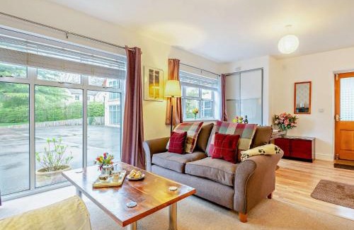 Mangotsfield House | Cozy 2-Bed Retreat in Cheltenham - Pet & Child Friendly