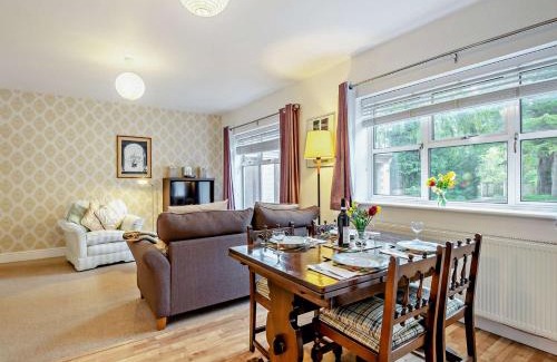 Mangotsfield House | Cozy 2-Bed Retreat in Cheltenham - Pet & Child Friendly