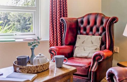 Bideford House | Family-Friendly 2 Bed Retreat in Clovelly, Pets Welcome!