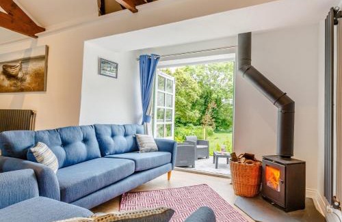 Mabe House | Family-Friendly 2-Bedroom Retreat in Falmouth