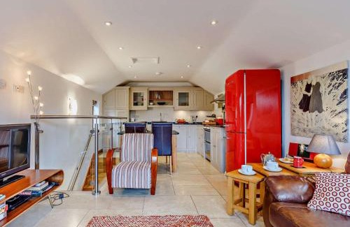 Fowey House | Pet-Friendly 2-Bed Retreat with Pool in Fowey