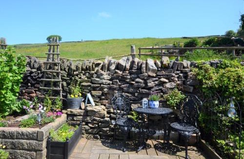 Hayfield House | Pet-Friendly 2 Bedroom Retreat in Hayfield for Families